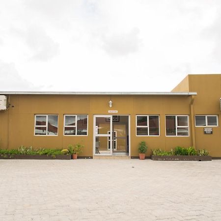 Ekamuti Town Lodge Oniihandi Buitenkant foto