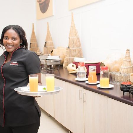 Ekamuti Town Lodge Oniihandi Buitenkant foto