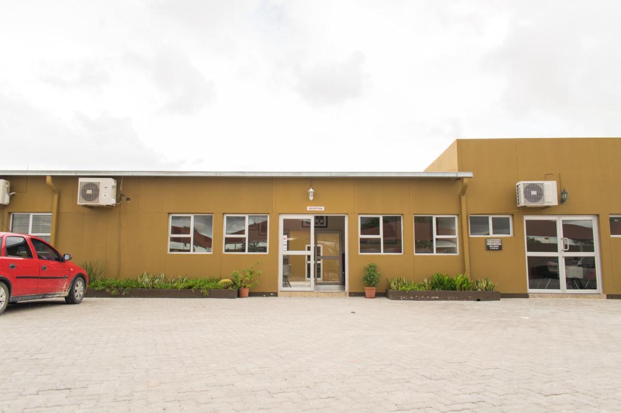 Ekamuti Town Lodge Oniihandi Buitenkant foto
